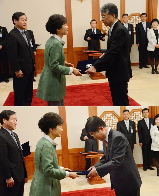 박근혜 전 대통령이 2013년 4월23일 조용호(위)·서기석(아래) 헌법재판관에게 임명장을 주고 있다. 청와대사진기자단