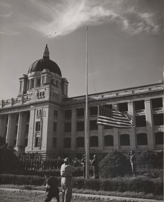 서울 중앙청 건물 앞에 성조기가 걸리고 있다. 1945년 9월9일 촬영. 미국 국립문서기록관리청 소장, 국사편찬위원회 제공.