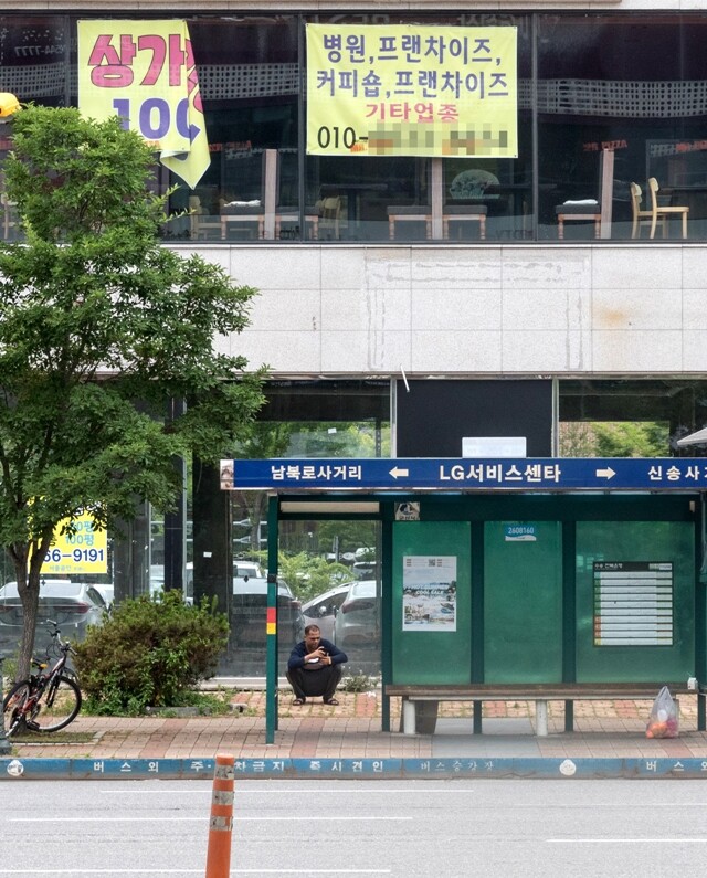 군산 신도심 수송동 건물에 임대를 알리는 표지들이 붙어있다.