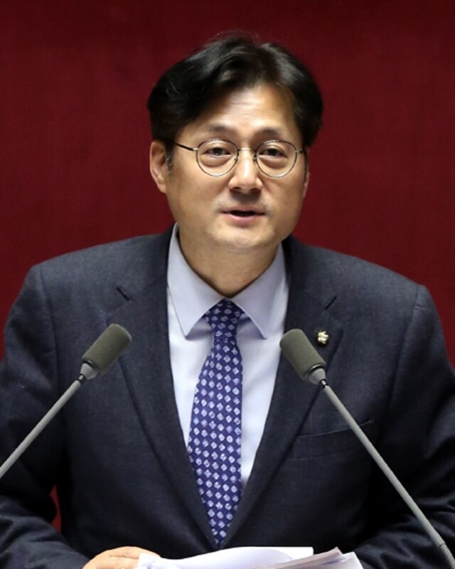 2016년 2월 테러방지법 저지를 위해 필리버스터(무제한토론)를 하고 있는 홍 의원. 한겨레 김경호 선임기자