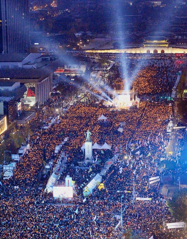 2016년 11월19일 서울 광화문광장에서 열린 4차 촛불집회에서 시민들이 ‘박근혜 퇴진’을 요구하고 있다. 사진공동취재단