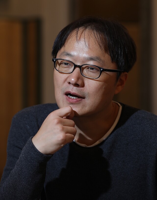 11월1일 서울 마포의 한 카페에서 <미스 프레지던트>의 김재환(47) 감독을 인터뷰했다. 그는 “우리는 가운데 선을 그어놓고 저 너머에 괴물이 산다고 치부해버린다. 그런 내 믿음이 믿을 만한지, 우리 스스로 돌아봤으면 좋겠다” 고 말했다. 김진수 기자