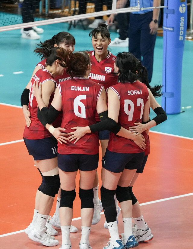 The Korean women's volleyball team is delighted after scoring in France with the 2025 Korea Invitay International Women's Volleyball Tournament, which was held at the Jinju Gymnasium in Gyeongnam on the 13th. Provided by the Korean Volleyball Association