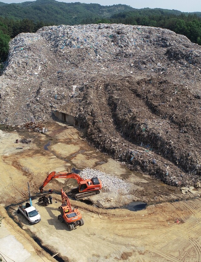 5월15일 경북 의성군 단밀면 생송리에 있는 17만t 규모의 ‘쓰레기산’을 공중에서 드론(무인항공기)으로 찍었다. 류우종 기자