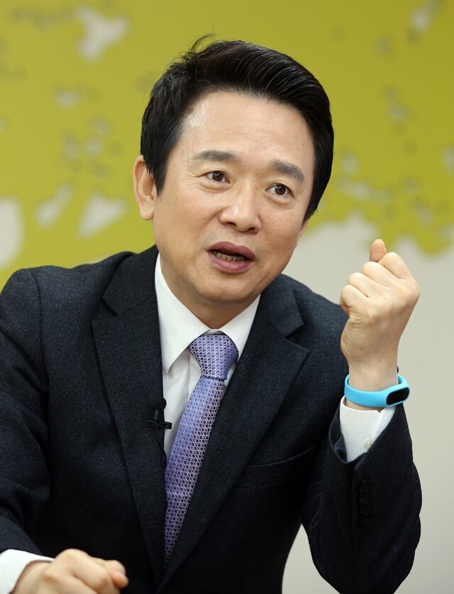 남경필 경기도지사가 3월7일 <한겨레21>과의 인터뷰에서 왼손을 불끈 쥐고 있다.