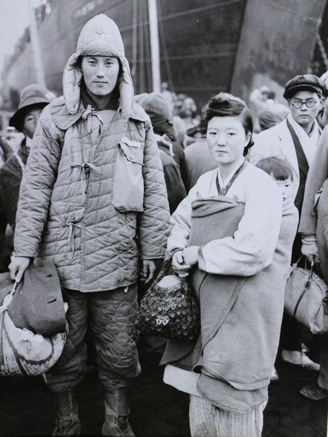 &#10102; 1950년 12월19일 한 한국인 가족이 유엔군을 소개하는 배를 타기 위해 함경남도 흥남 해변에서 기다리고 있다. 강성현 제공 강성현 제공