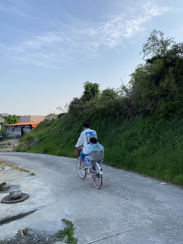 최인욱씨가 강원도 강릉시에 운영하고 있는 에어비앤비 ‘강릉 마당집’을 찾은 한 게스트가 아들과 함께 자전거를 타고 있다. 최인욱씨 제공