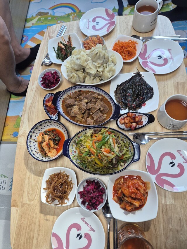 어요나씨가 감사의 표시로 리형호씨 일행에게 몽골 음식을 만들어 내놓았다.