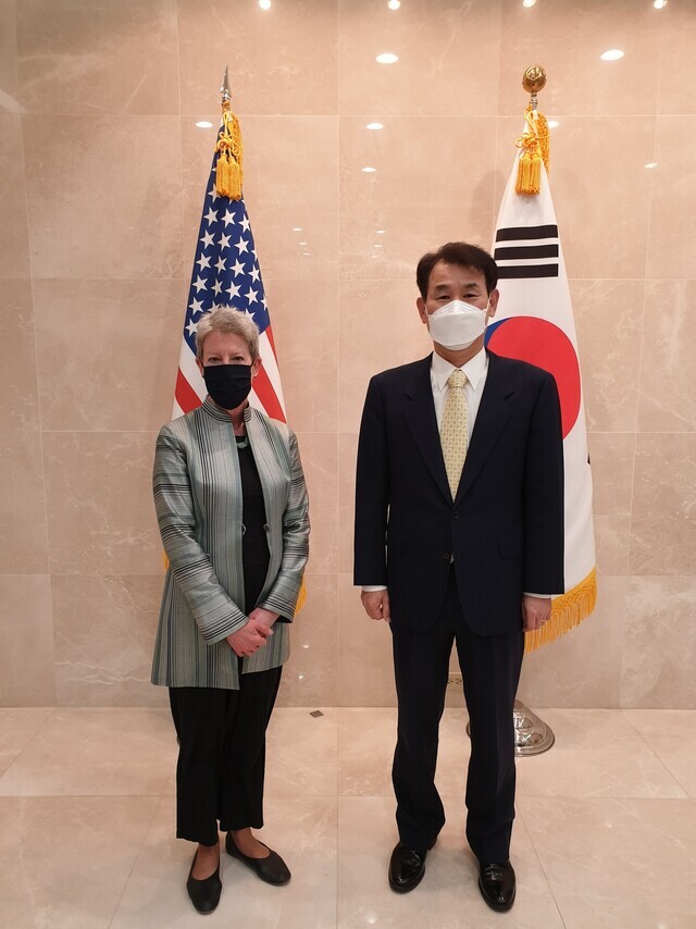 Chung Eun-bo (right), South Korea’s special envoy for defense cost-sharing negotiations with the US, and Donna Welton (left), the senior advisor for security negotiations and agreements in the Bureau of Political-Military Affairs at the US State Department, pose for a portrait during their meeting Sunday in Washington. (provided by the Ministry of Foreign Affairs)