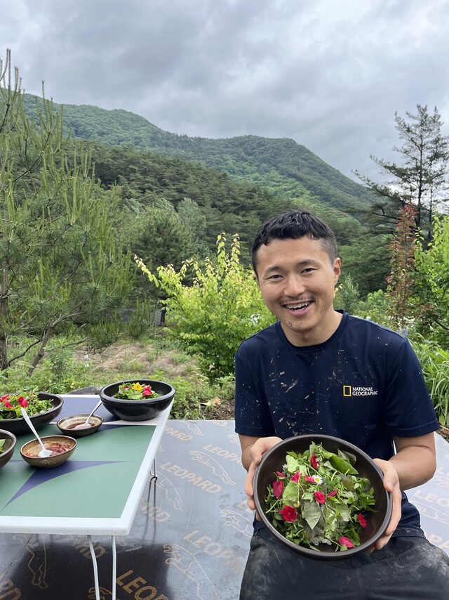 반나절 곡괭이질을 한 뒤 받아든 제철 채소 비빔밥이 반갑기만 하다.