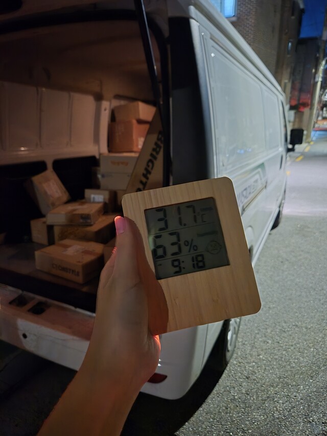 2025년 7월22일 배송을 기다리는 택배 상자가 차량 안에 쌓여있다. 밤9시가 넘어도 기온은 31도를 유지했고 습도도 63%였다. 신다은 기자