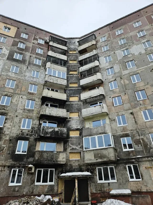 An apartment building in Ternopil, Ukraine, that caught fire after a Russian air strike on Nov. 19, 2025. (Cheon Ho-sung/Hankyoreh)