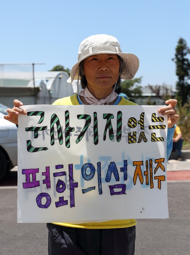 한국 사회를 뒤흔든 여러 운동 현장에서 중요한 일부였던 평화활동가 오두희는 제주 강정마을 주민 ‘오도독’으로 살고 있다.