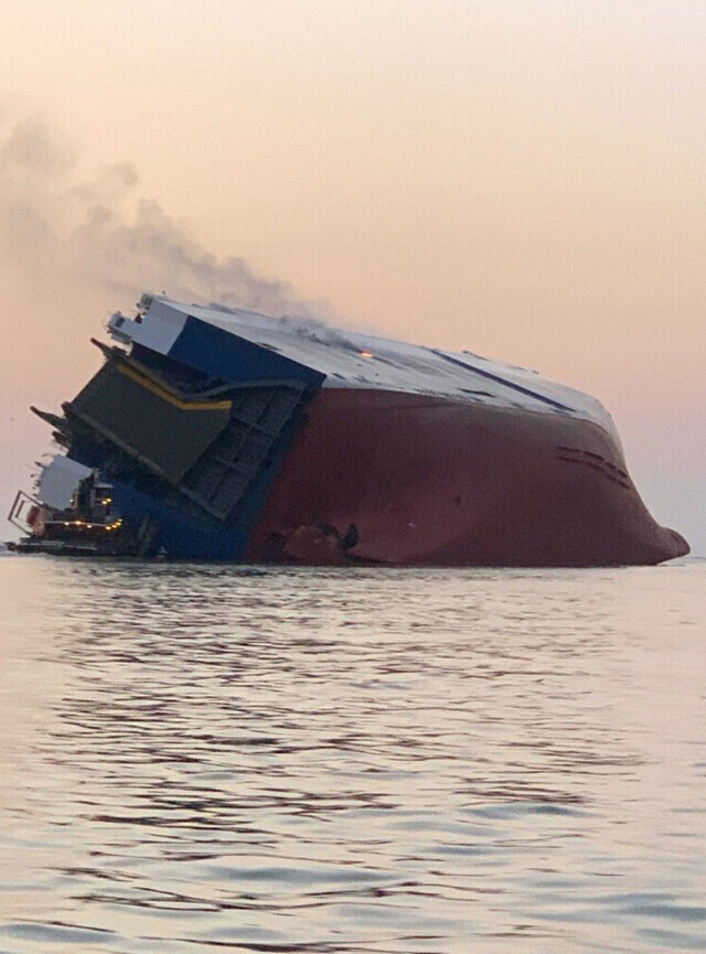 2019년 10월8일 미국 조지아주 해상에서 전도된 차량운반 ‘골든레이호'. 미 해안경비대 트위터 갈무리