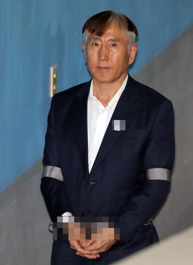 조현오 전 경찰청장이 지난 1월21일 ‘경찰 댓글 공작’ 사건 재판을 받기 위해 호송차에서 내리고 있다. 연합뉴스