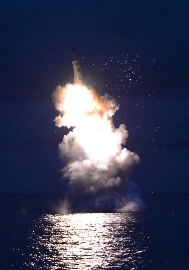 북한이 8월24일 함경남도 신포 인근 해상에서 김정은 국방위원회 제1위원장이 지켜보는 가운데 잠수함발사탄도미사일 시험을 했다. 연합뉴스