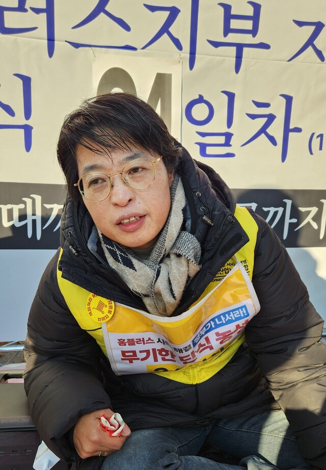 2025년 11월8일부터 단식농성에 돌입한 홈플러스 노조 안수용 지부장은 12월1일부터 물과 소금까지 끊는 ‘아사 단식’을 시작했다. 아사 단식 첫날, 서울 용산 대통령실 앞 농성장에서 안수용 지부장을 만났다.