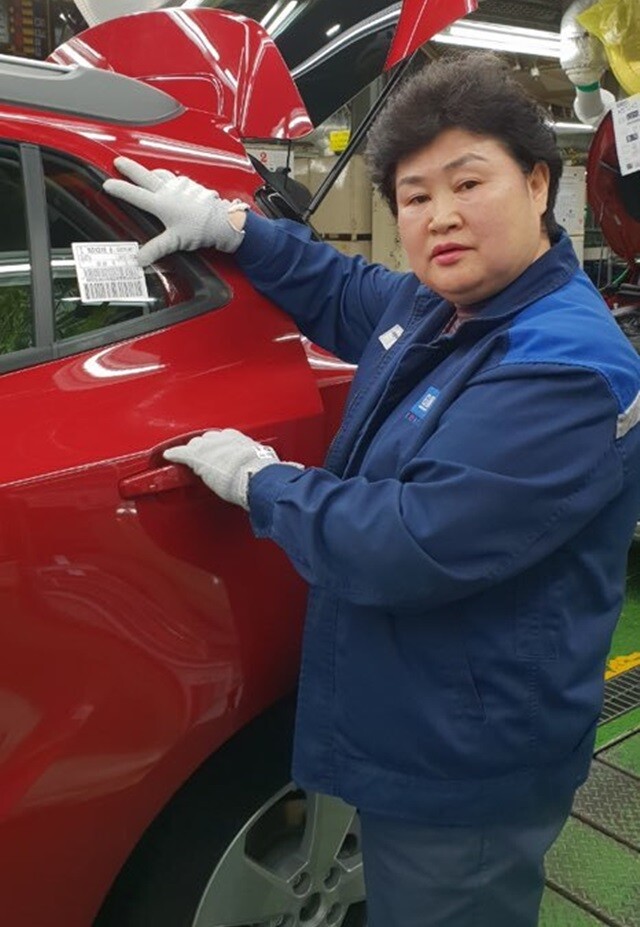 한국지엠 부평공장의 생산직 노동자 중 유일한 여성인 이노이씨는 퇴직을 1년 남기고 ‘동일노동 동일임금’을 얻어냈다. 이노이씨 제공