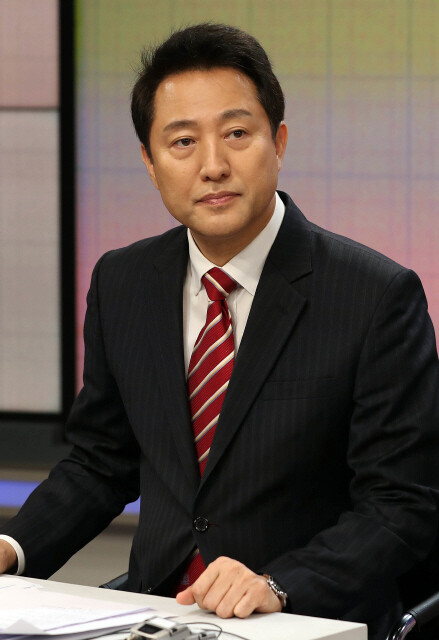 Se-hoon Oh, former mayor of Seoul.  Reporters of national companies