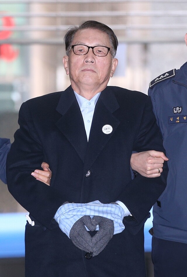 끝까지 “최순실을 모른다”던 김기춘 전 대통령비서실장. 그는 적어도 세 차례 ‘비선실세’의 국정 농단을 막을 수 있었다. 한겨레 신소영 기자