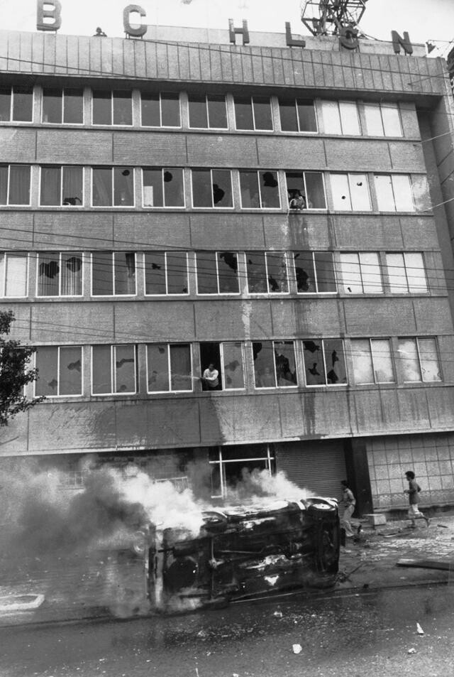 The offices of the MBC TV station in Gwangju can be seen burning during the popular uprising of May 18, 1980. (provided by the May 18 Memorial Foundation)