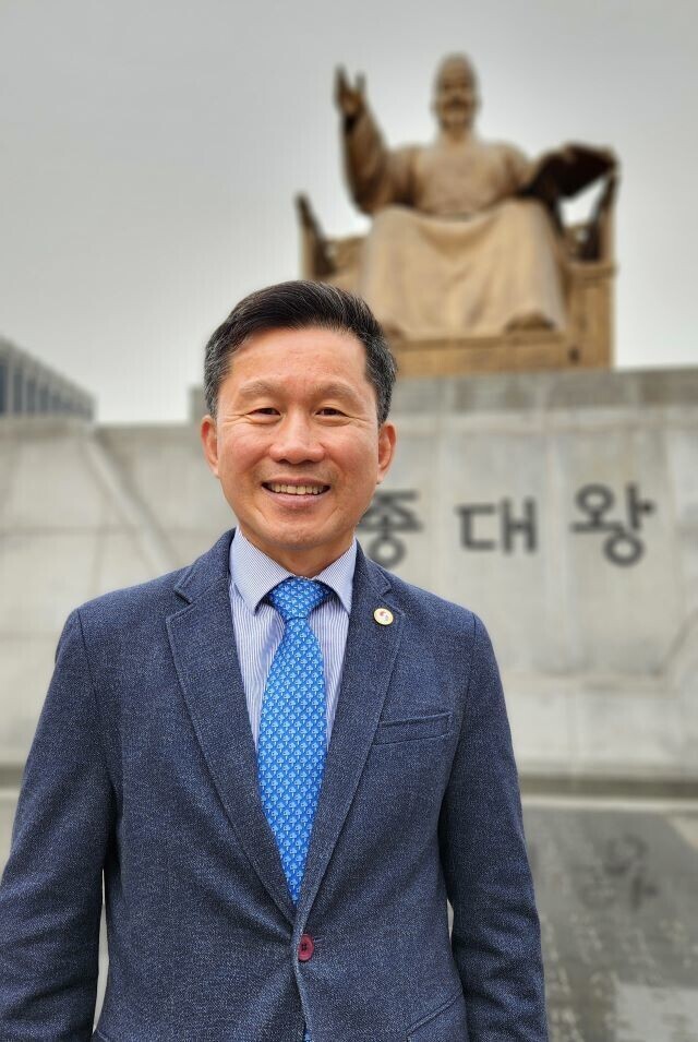 Casey Kwangchol Choi, the executive president of the Korean American Public Action Committee, met with the Hankyoreh in Seoul’s Gwanghwamun neighborhood on Feb. 29, 2024. (Lee Je-hun/The Hankyoreh)