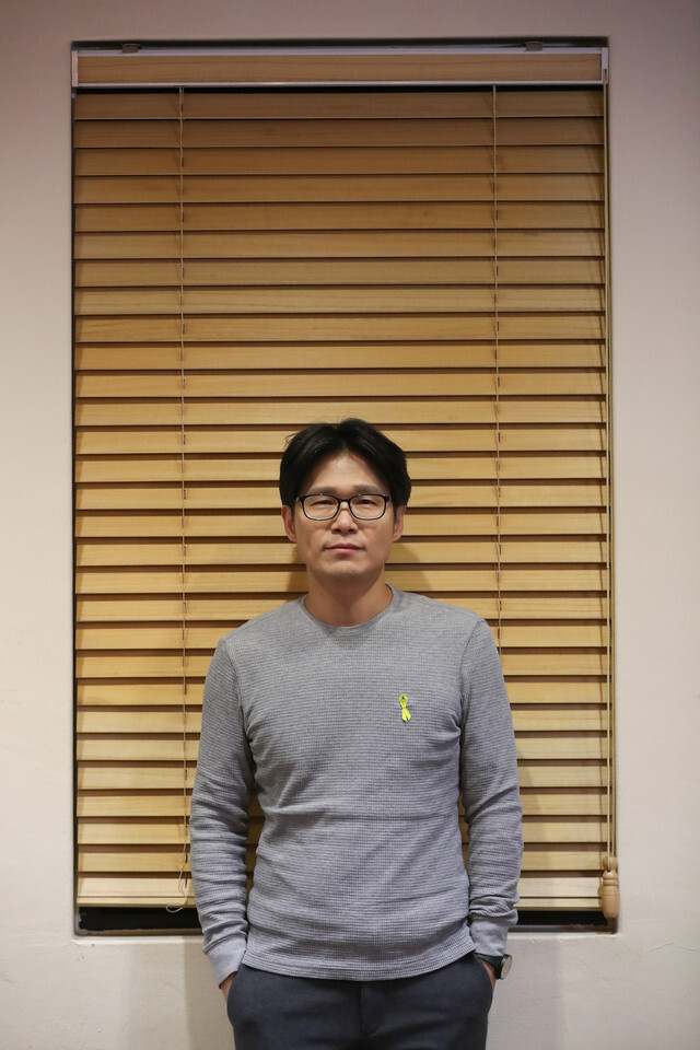 Filmmaker Yi Seung-jun, director of “In the Absence,” a documentary about the Sewol ferry tragedy. (Kim Jung-hyo, staff photographer)