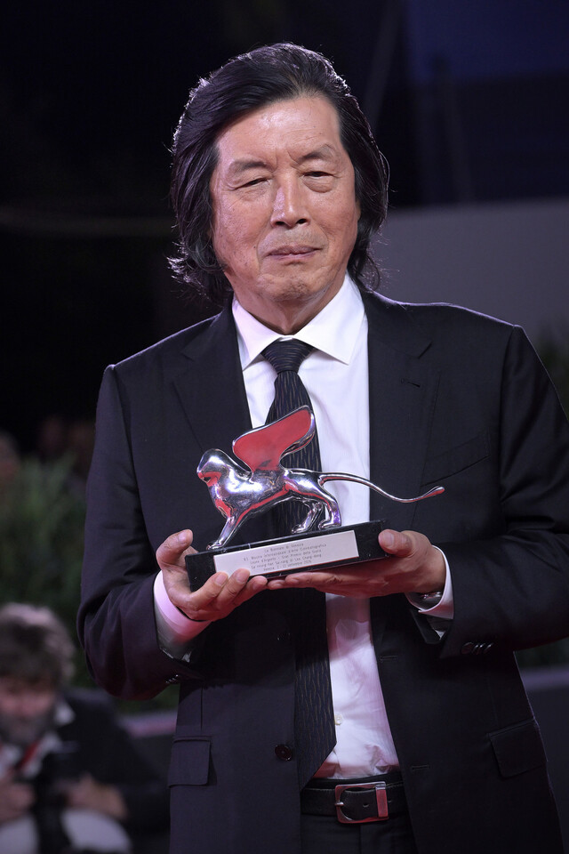 지난 12일(현지시각) 열린 제83회 베네치아국제영화제 폐막식에서 영화 ‘가능한 사랑’으로 심사위원대상을 받은 이창동 감독이 트로피를 들고 포즈를 취하고 있다. UPI 연합뉴스
