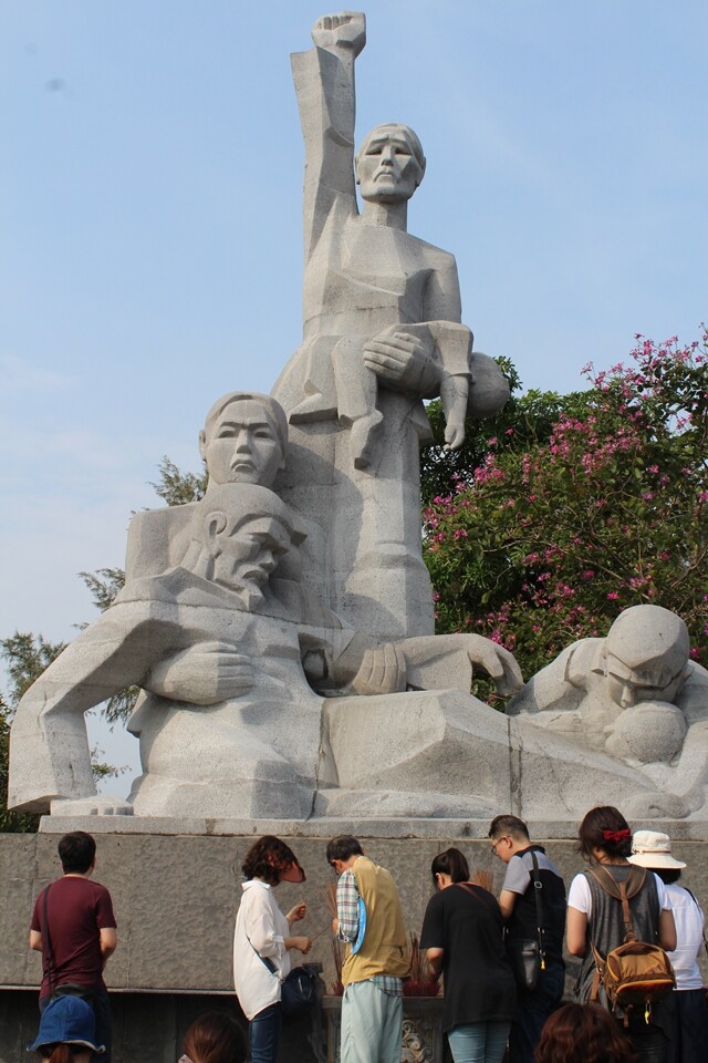 선미증적 박물관 내 대형 조각상. 2016년 2월 한국 평화기행단이 방문했다.