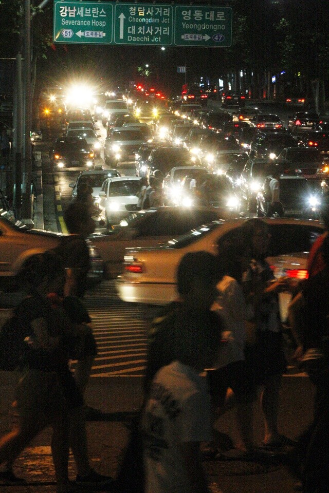 2009년 7월31일 밤 10시 서울 강남구 대치동 학원가 모습. 밤 10시 이후 학원 심야교습이 금지되고 한 달째를 맞은 이날, 교습 시간 종료와 함께 거리로 쏟아져나온 자녀를 데리러 온 학부모의 차량으로 교통 체증이 심하다. 한겨레 강재훈 선임기자