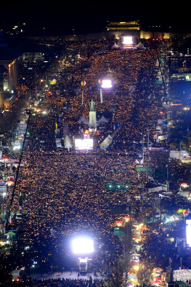 Citizens call for the resignation of President Park Geun-hye at the sixth candlelight demonstration in Gwanghwamun Plaza in Seoul on Dec. 3