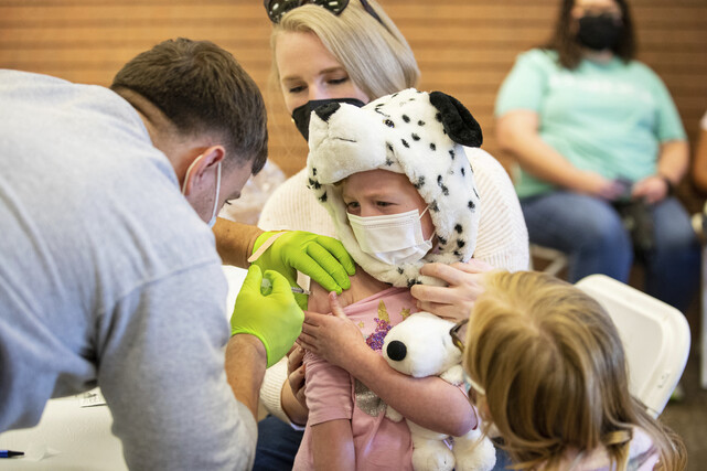 5살 미국 소녀가 4일 코로나19 백신을 맞고 있다. 바버스빌/AP 연합뉴스