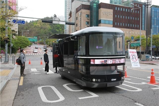 A self-driving bus drives by itself in a neighborhood in Seoul. (provided by the Seoul metropolitan government)