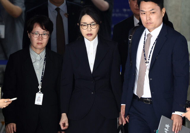 2025년 8월12일 윤석열 부인 김건희씨가 구속 전 피의자 심문을 마친 뒤 서울중앙지법을 나서고 있다. 사진공동취재단