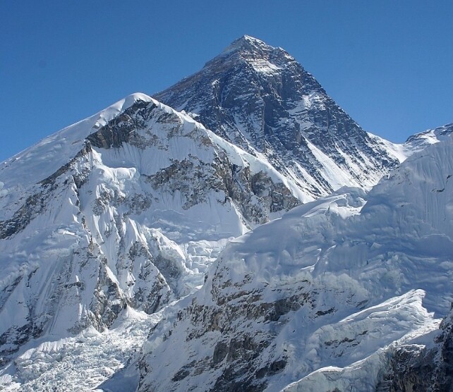 네팔과 중국 국경에 있는 히말라야의 에베레스트산. 위키미디어 코먼스