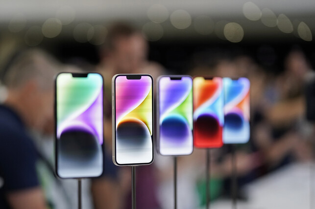최신형 ‘아이폰 14’가 지난 7일 미국 캘리포니아 애플 본사에 전시되어 있다. AP 연합뉴스
