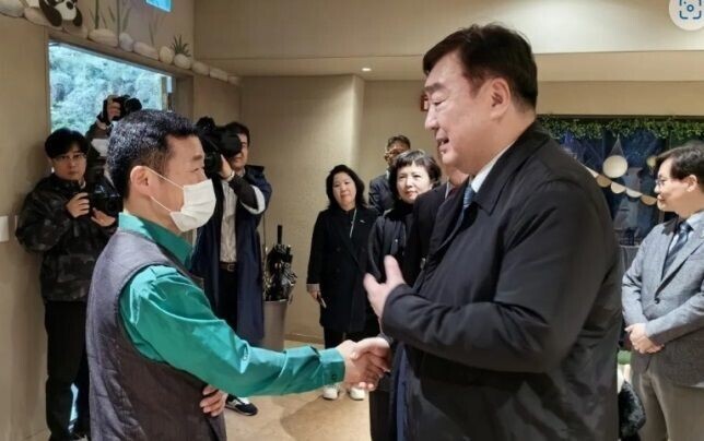 Xing Haiming (right), China’s ambassador to South Korea, shakes hands with Kang Cheol-won, Fu Bao’s caretaker, at a ceremony for the giant panda’s sendoff from Everland on April 3, 2024. (courtesy of the Embassy of China in South Korea)