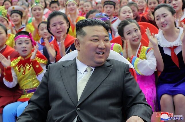 North Korean leader Kim Jong-un viewed performances by the students at Mangyongdae Children’s Palace on New Year’s Day 2024 with other party leaders, according to a report by the Rodong Sinmun on Jan. 2. (KCNA/Yonhap)