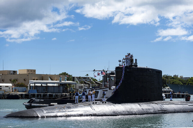 The US Navy’s Virginia-class submarine the USS Illinois (SSN-786), sets down its anchor in Hawaii on Sept. 13. (provided by the US Navy)