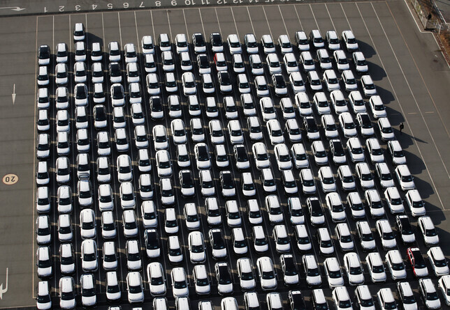 Cars completed at a Kia plant in Gwangju pile up in a parking lot on the first day of the truckers strike on Nov. 24. (Yonhap)