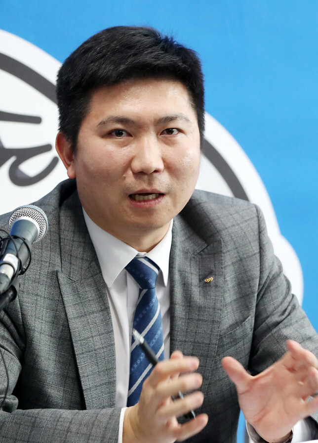 Ryu Seung-min, president of the Korea Table Tennis Association, addresses reporters at Hoban Gym in Chuncheon, Gangwon Province, on Dec. 4. (Yonhap News)