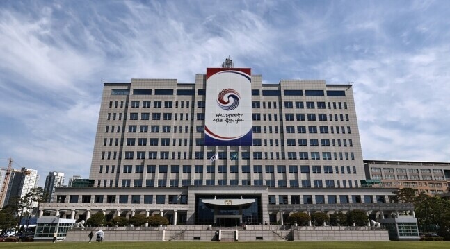 As of his inauguration as president on May 10, 2022, Yoon Suk-yeol moved the presidential office from the Blue House to the former Ministry of National Defense in Yongsan, Seoul, pictured here. (presidential office pool photo)