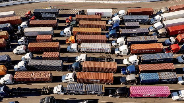 미국에서 물류 대란이 지속되는 중에 지난해 11월10일(현지시각) 도로를 가득 메운 컨테이너 운송용 트럭들이 캘리포니아주 오클랜드항의 화물터미널로 들어가고 있다. 연합뉴스