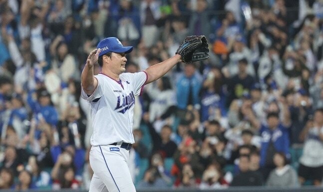 Oh Seung -hwan is delighted after achieving 400 saves in the league in the 2023 KBO League SSG Randers and the home game on October 14, 2023. Yonhap News