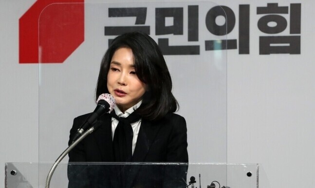 Kim Keon-hee, wife of People Power Party presidential nominee Yoon Suk-yeol, reads a statement in response to allegations of embellishing her resume at the party’s headquarters in Yeouido on Dec. 26. (pool photo)