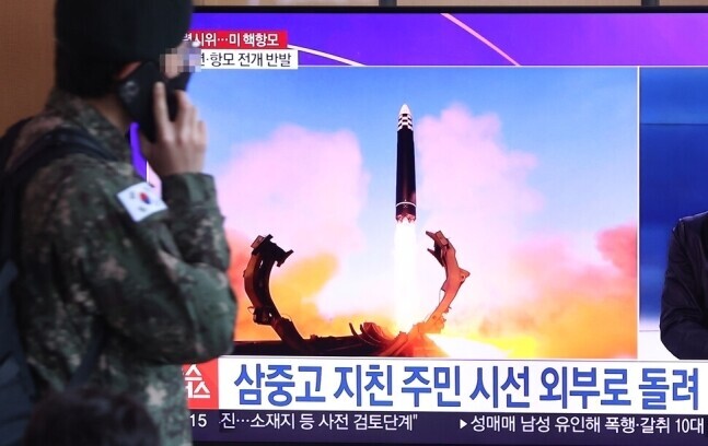 A monitor in Seoul Station displays a news broadcast about a ballistic missile test by North Korea on Feb. 27. (Yonhap)