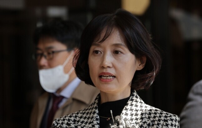 Park Eun-jeong, a public prosecutor in charge of the major economic crimes investigation team at the Gwangju District Prosecutors’ Office, speaks to reporters while heading into the Seoul Central District Prosecutors’ Office in October 2022. (Yonhap)