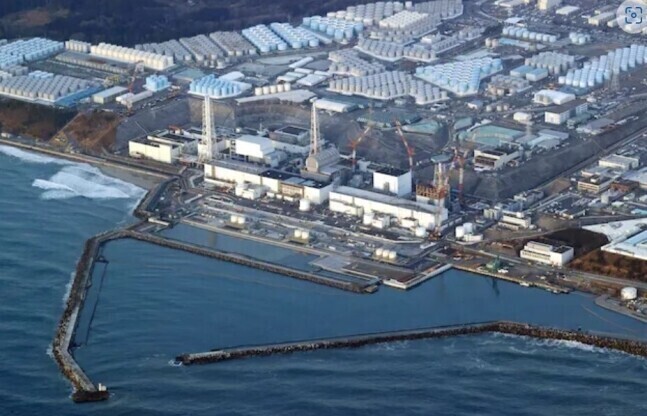 Japan plans to release into the ocean the 1.33 million metric tons of radioactive water stored in tanks, shown here, at the Fukushima Daiichi nuclear power plant over the course of 30 years. (Yonhap)