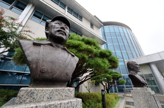 A bust of Korean independence fighter Hong Beom-do outside the Ministry of National Defense complex in Seoul’s Yongsan District. (Yonhap)