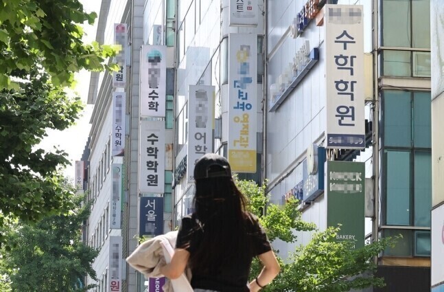 A person walks through the Daechi area of Seoul, known for its private cram schools. (Baek So-ah/Hankyoreh)